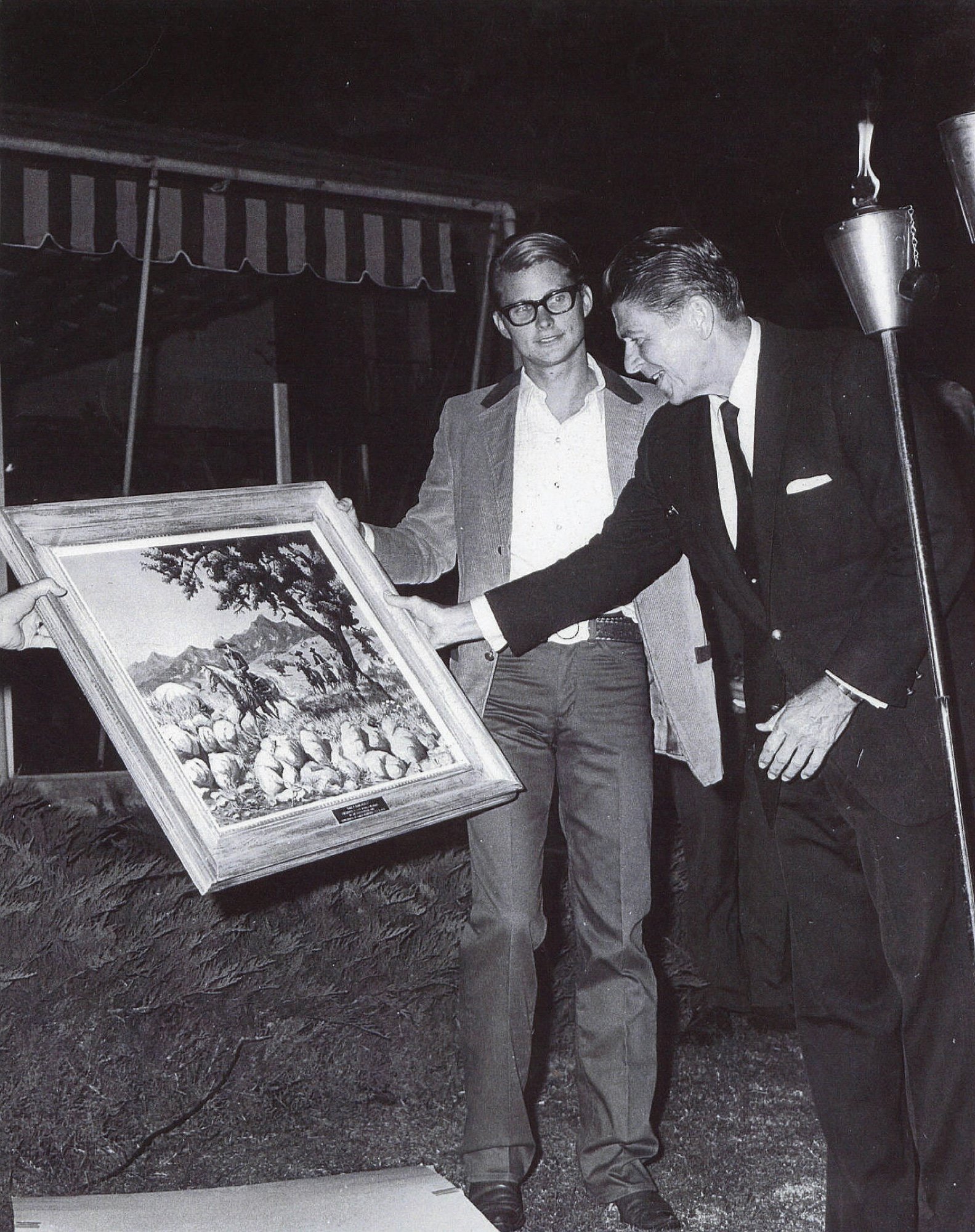 Jim Stuckenberg presenting artwork to Ronald Reagan